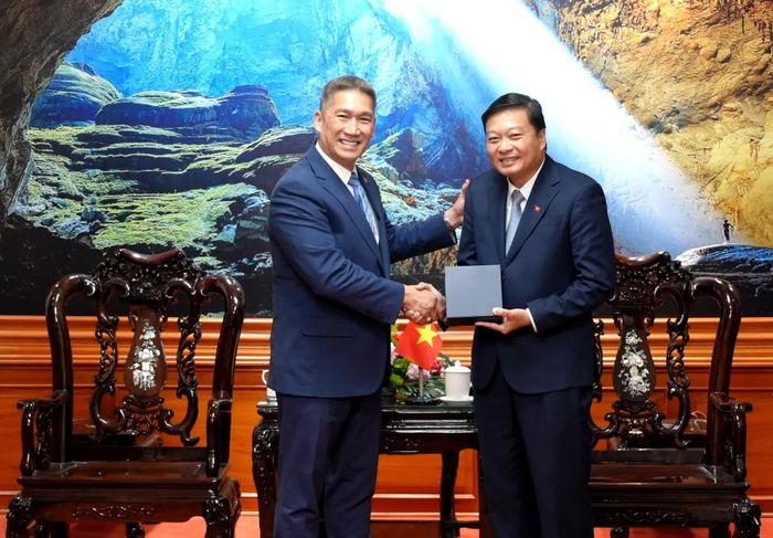 Ông Hùng Cao, Quyền Bộ trưởng Hải quân Hoa Kỳ tặng quà đồng chí Lê Hồng Vinh, Chủ tịch UBND tỉnh - Ảnh: T.Đ
