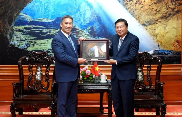 Đồng chí Lê Hồng Vinh, Chủ tịch UBND tỉnh tặng quà ông Hùng Cao, Quyền Bộ trưởng Hải quân Hoa Kỳ - Ảnh: T.Đ