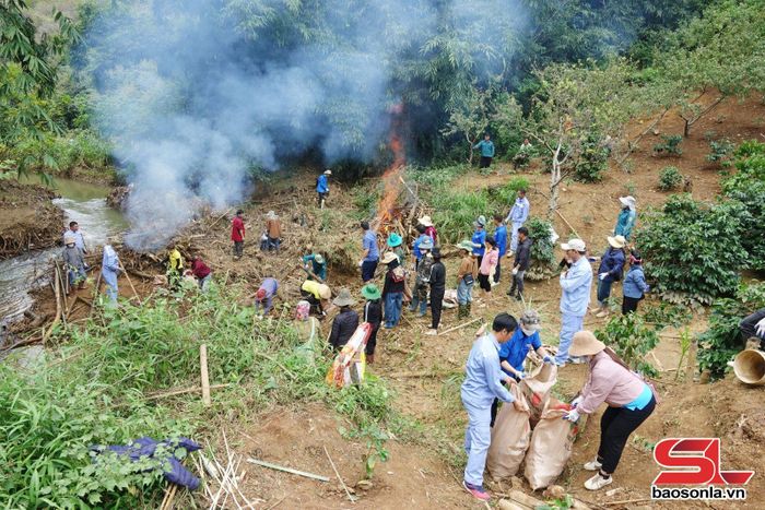 Công chức, viên chức phường Chiềng An phối hợp với nhân dân tổ 5 dọn dẹp, vệ sinh khu vực đầu nguồn hang Thẳm Tát Tòng.