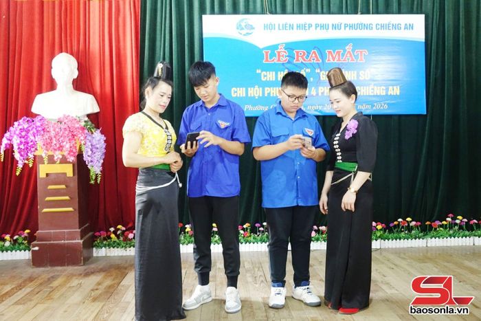 Đoàn viên thanh niên hướng dẫn người dân phường Chiềng An thực hiện các thủ tục chuyển đổi số.