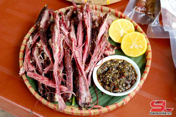 Thịt khô và chẳm chéo là những món đặc sản của Sơn La.