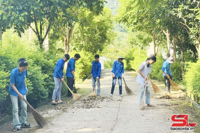 Đoàn viên, thanh niên Trường THPT Mường Bú dọn vệ sinh môi trường.