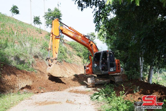 Khắc phục sự cố sạt lở tatuy dương trên tuyến đường lên bản Pá Ca.