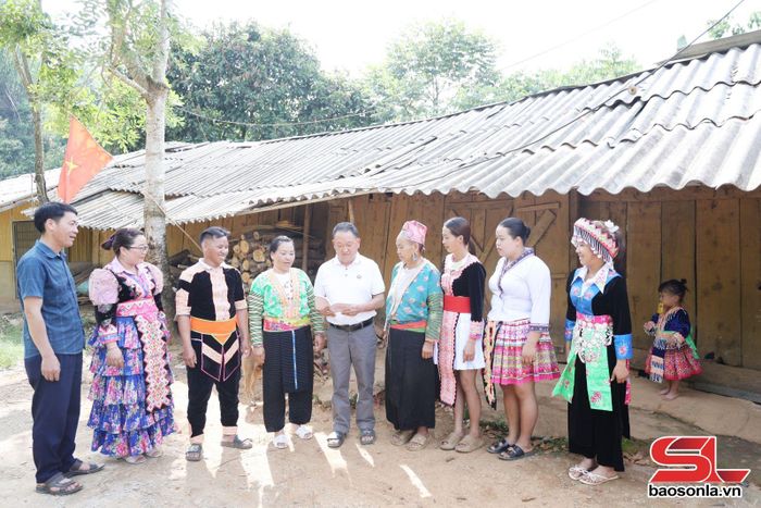 Già làng uy tín của bản Pá Ca tuyên truyền, vận động bà con thực hiện nếp sống mới.