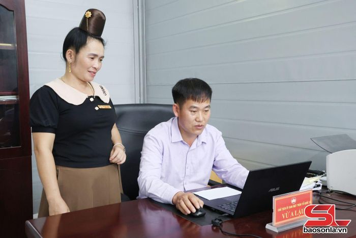 Cán bộ xã Bó Sinh thực hiện công việc trên môi trường mạng.