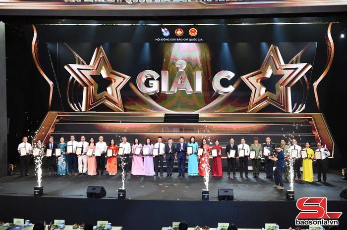 Tác giải An Văn Hảo, Báo và Phát thanh, truyền hình Sơn La cùng các tác giả đoạt giải C tại Lễ trao Giải Báo chí Quốc gia lần thứ XX - năm 2025.
