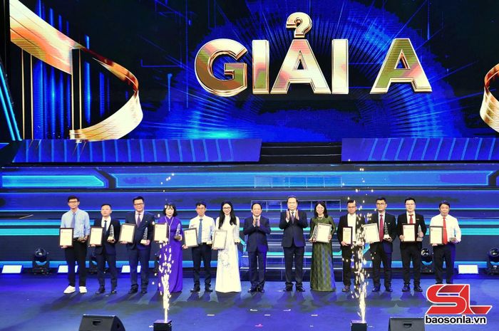 Chủ tịch Quốc hội Trần Thanh Mẫn và Trưởng ban Tuyên giáo và Dân vận Trung ương Trịnh Văn Quyết trao Giải A cho các tác giả, nhóm tác giả đoạt giải.