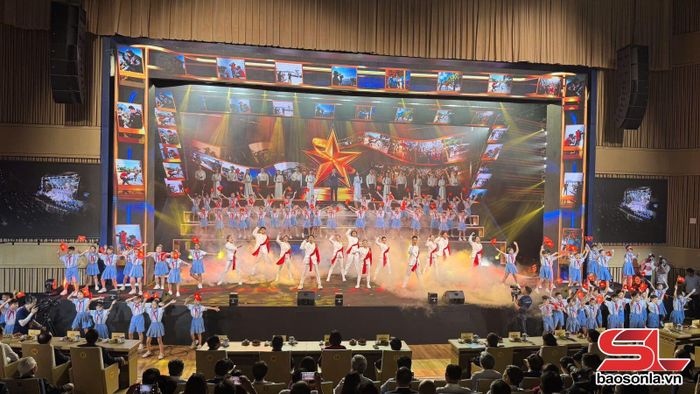 Chương trình nghệ thuật tại Lễ trao giải báo chí quốc gia.