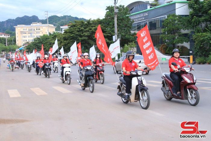 Đoàn diễu hành qua đường Hùng Vương.