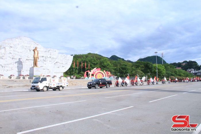 Đoàn diễu hành cổ động qua Quảng trường Tây Bắc.