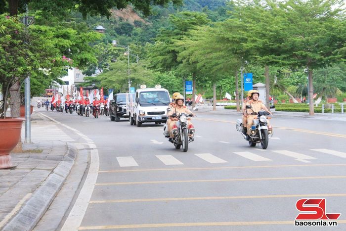 Đoàn diễu hành đi qua tuyến đường chính tại phường Chiềng Cơi.