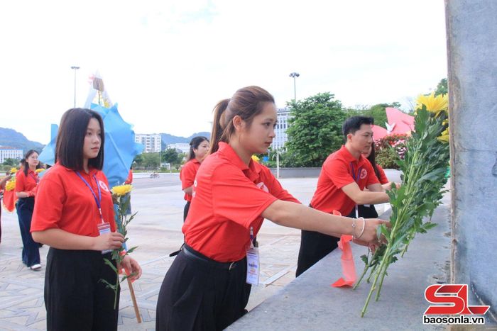 Các tình nguyện viên dâng hoa Tượng đài Bác Hồ.