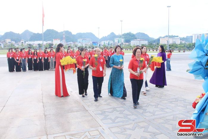 Các đại biểu dâng hoa.