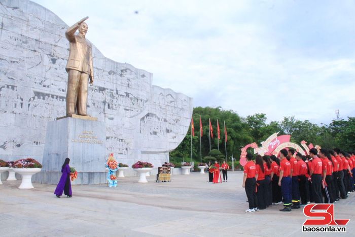 Lễ dâng hoa tại Tượng đài Bác Hồ, Quảng trường Tây Bắc.