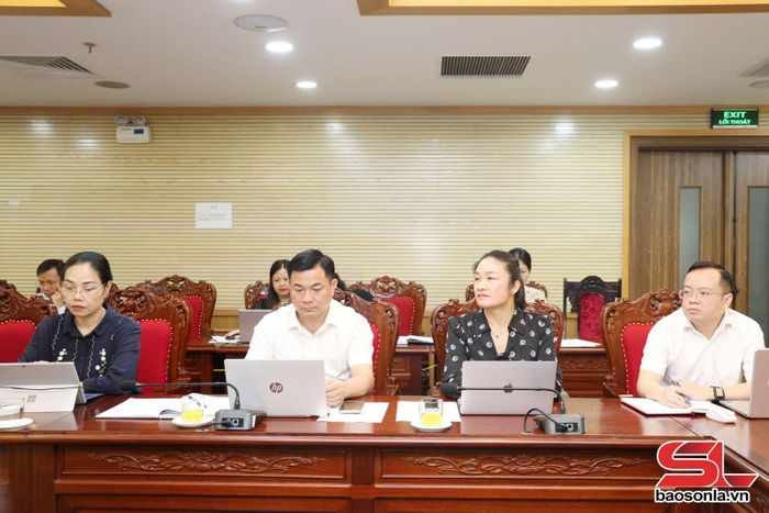 Các đại biểu dự phiên họp.
