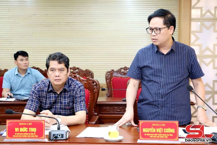 Đồng chí Phó Chủ tịch HĐND tỉnh phát biểu tại phiên họp.