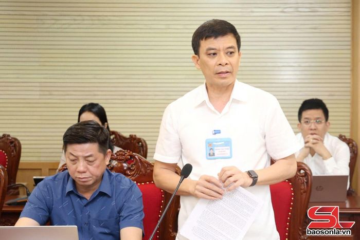 Đồng chí Giám đốc Sở Xây dựng phát biểu tại phiên họp.