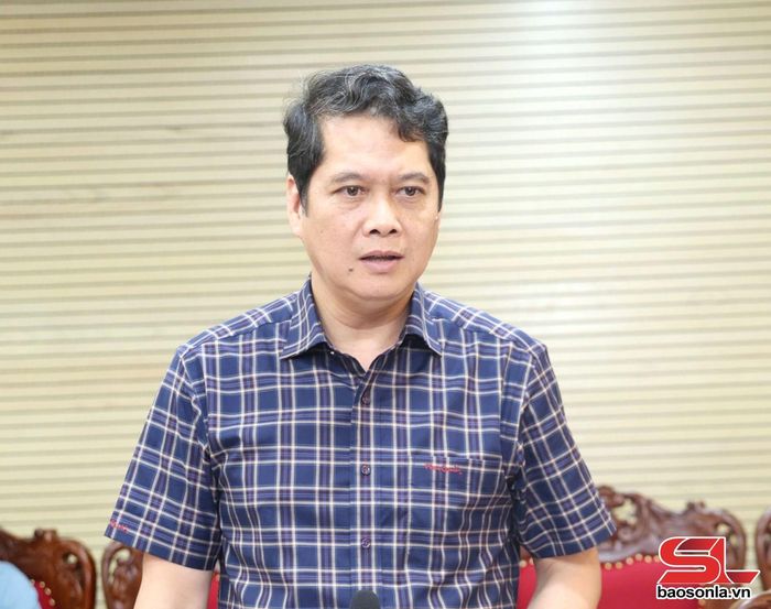 Đồng chí Phó Chủ tịch Thường trực HĐND tỉnh phát biểu tại phiên họp.