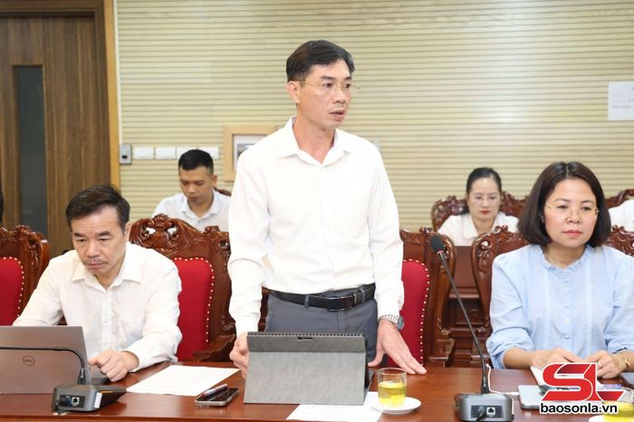 Lãnh đạo Sở Nông nghiệp và Môi trường phát biểu tại phiên họp.