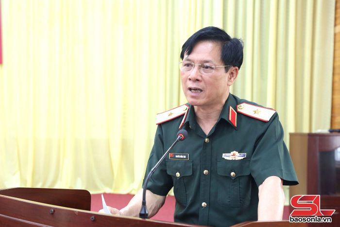 Thiếu tướng Nguyễn Hồng Thái, Phó Chính ủy Quân khu 2 phát biểu tại hội nghị.