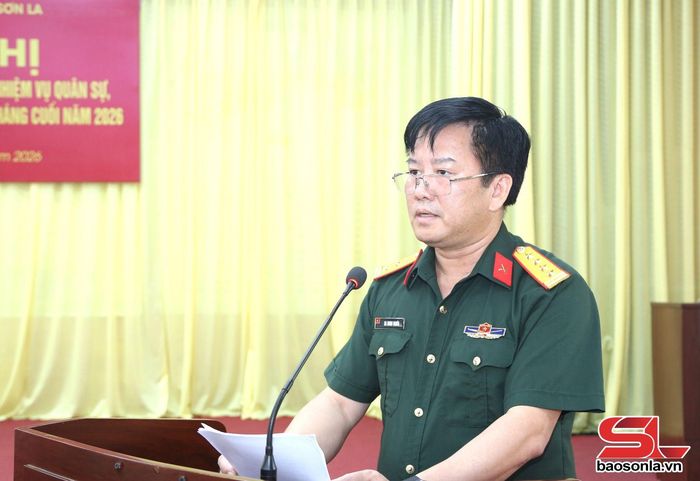 Đại tá Sa Minh Nghĩa, Phó Bí thư Thường trực Đảng ủy Quân sự tỉnh, Chính ủy Bộ CHQS tỉnh báo cáo dự thảo nghị quyết.