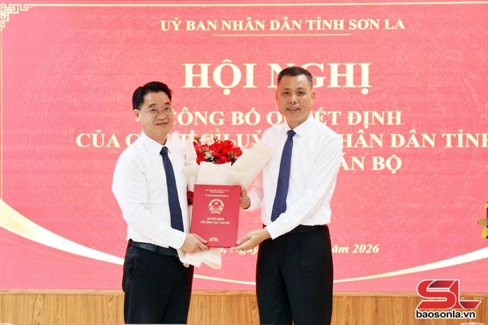 Đồng chí Nguyễn Thành Công trao quyết định bổ nhiệm cho đồng chí Nguyễn Đức Thiện.