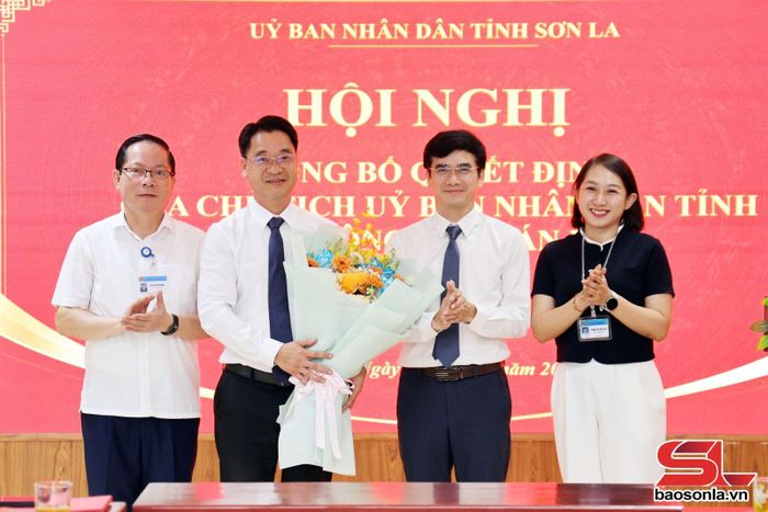 Ban Giám đốc Trung tâm Xúc tiến đầu tư, thương mại và du lịch tỉnh Sơn La tặng hoa chúc mừng đồng chí Nguyễn Đức Thiện.