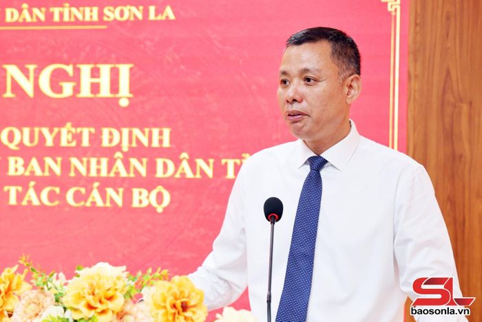 Đồng chí Nguyễn Thành Công, Phó Chủ tịch UBND tỉnh, phát biểu chúc mừng và giao nhiệm vụ cho đồng chí Nguyễn Đức Thiện.