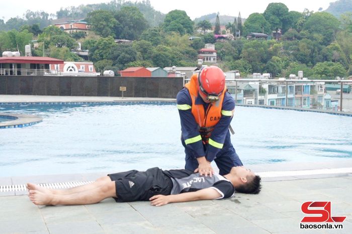 Hướng dẫn sơ cứu đuối nước trong chương trình “Học điều hay - Làm việc tốt”. 