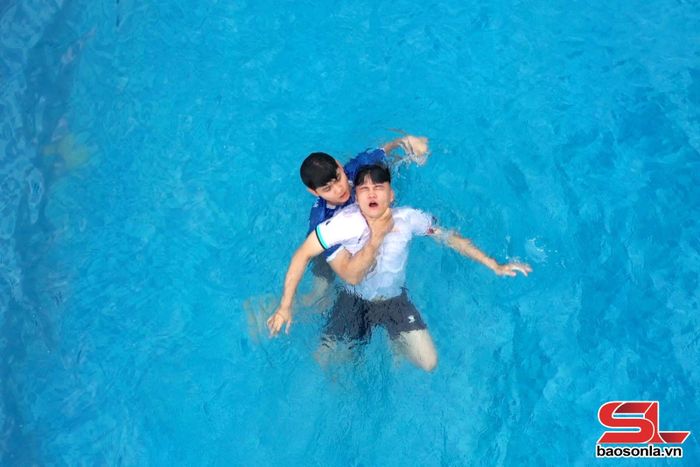 Hướng dẫn kỹ năng cứu người bị đuối nước trong chương trình “Học điều hay - Làm việc tốt”.