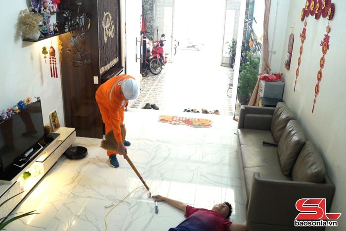 Hướng dẫn xử lý tình huống khi gặp người bị điện giật trong chương trình “Học điều hay – Làm việc tốt”.