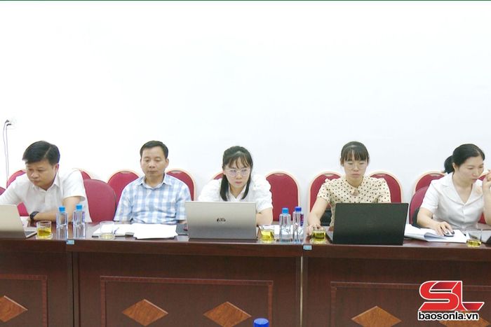 Các thành viên Đoàn giám sát.