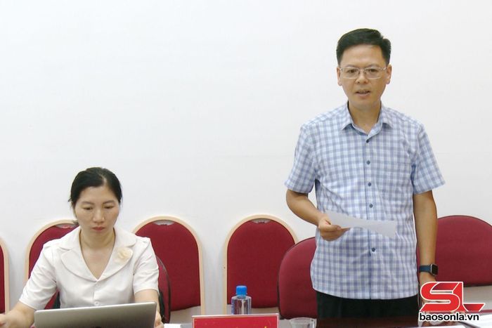 Đại diện Đoàn giám sát phát biểu tại cuộc làm việc tại phường Chiềng Sinh.