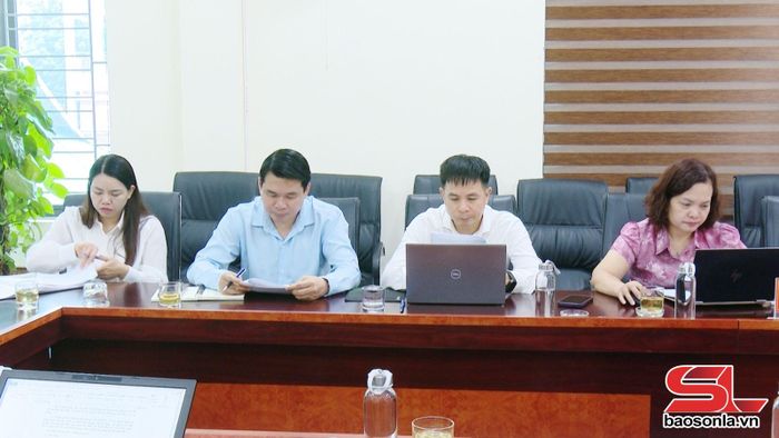 Các đồng chí trong Ban Thường vụ Đảng ủy phường Chiềng Cơi dự cuộc làm việc.