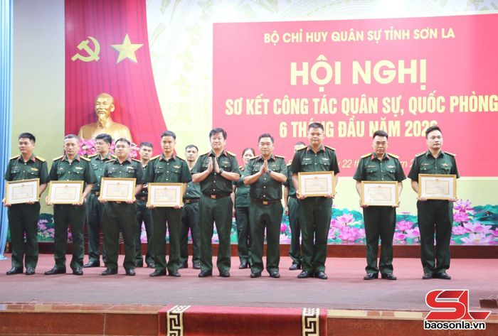 Bộ CHQS tỉnh tặng Bằng khen cho các tập thể có thành tích xuất sắc.