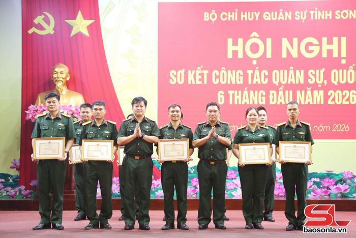 Bộ CHQS tỉnh tặng Bằng khen cho các cá nhân có thành tích xuất sắc.