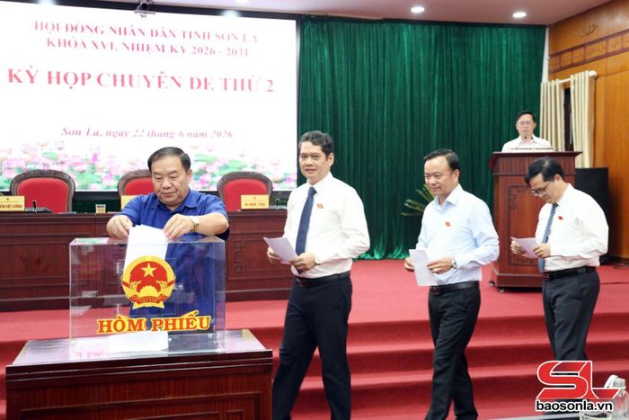 Các đại biểu bỏ phiếu bầu Ủy viên UBND tỉnh khóa XVI, nhiệm kỳ 2026 - 2031.