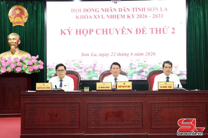 Chủ tọa điều hành kỳ họp.