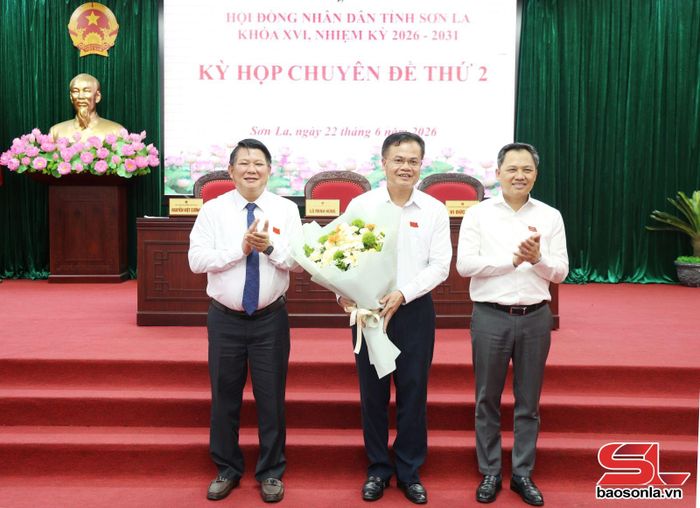 Đồng chí Phó Bí thư Thường trực Tỉnh ủy, Chủ tịch HĐND tỉnh và đồng chí Phó Bí thư Tỉnh ủy, Chủ tịch UBND tỉnh tặng hoa chúc mừng đồng chí Đỗ Văn Trụ.