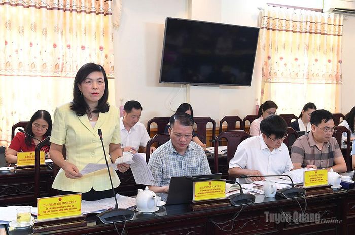 Đồng chí Phó Chủ tịch HĐND tỉnh Phạm Thị Minh Xuân phát biểu, cho ý kiến vào một số nội dung, chương trình Kỳ họp thứ tư HĐND tỉnh.