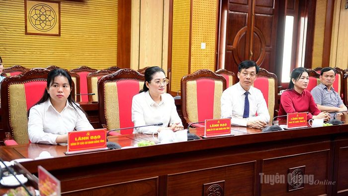 Lãnh đạo các cơ quan của tỉnh dự buổi gặp mặt.