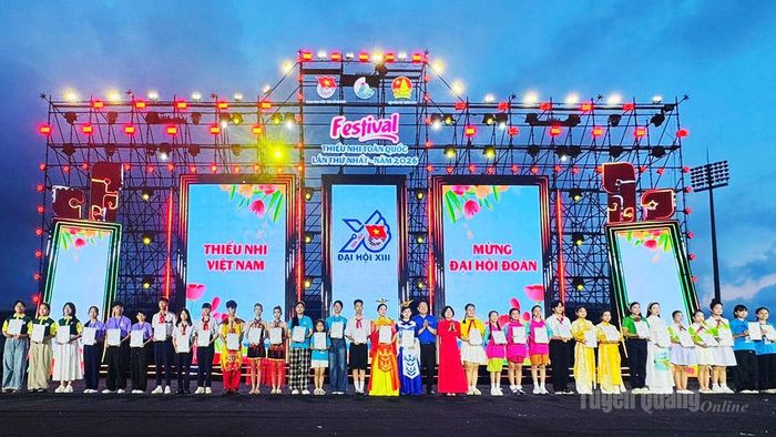 Ban Tổ chức trao giải cho các thiếu nhi xuất sắc.