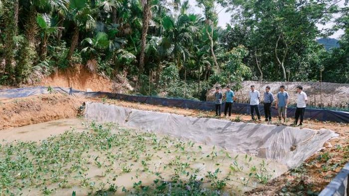 Lãnh đạo xã Xuân Giang thăm mô hình nuôi cua của Hoàng Văn Trên, thôn Chang.