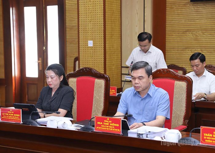 Phó Bí thư Thường trực Tỉnh ủy Lê Thị Kim Dung và Phó Bí thư Tỉnh ủy Ma Thế Hồng dự cuộc họp.