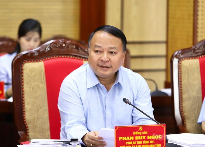 Chủ tịch UBND tỉnh Phan Huy Ngọc cho ý kiến vào các nội dung cuộc họp.
