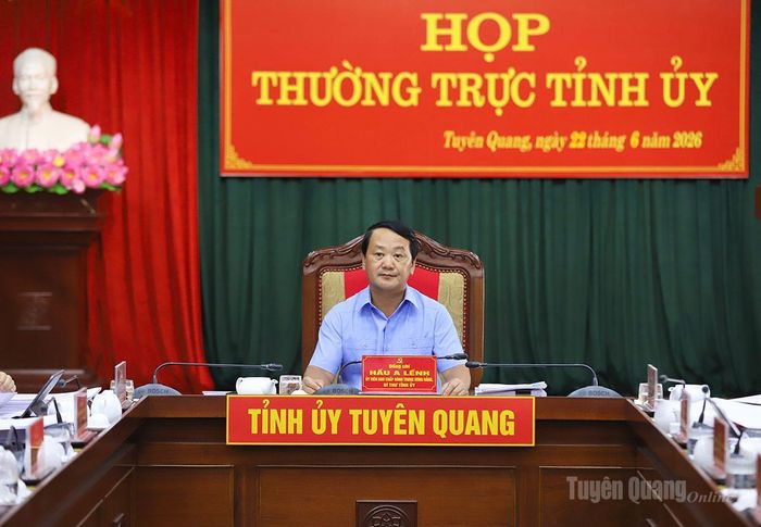 Bí thư Tỉnh ủy Hầu A Lềnh phát biểu kết luận cuộc họp.