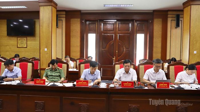 Lãnh đạo các sở, ban, ngành dự cuộc họp.