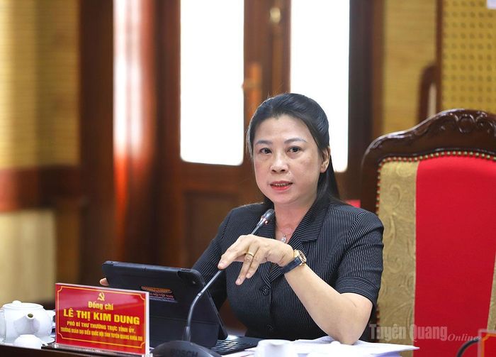 Phó Bí thư Thường trực Tỉnh ủy Lê Thị Kim Dung góp ý vào dự thảo báo cáo kinh tế - xã hội 6 tháng đầu năm và phương hướng nhiệm vụ 6 tháng cuối năm.