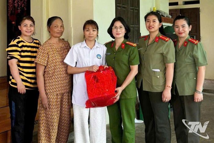 Không chỉ hỗ trợ vật chất, Trung tá Đặng Thị Thái Ninh và những nữ chiến sĩ Công an phường còn dành cho em Bùi Thị Huế sự quan tâm chân thành và tình cảm ấm áp.