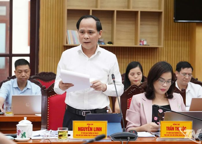 Đồng chí Nguyễn Linh, Ủy viên Ban Thường vụ Tỉnh ủy, Phó Chủ tịch Thường trực UBND tỉnh, trình bày Tờ trình về việc đề nghị cho chủ trương thực hiện sắp xếp tổ chức bộ máy các chi cục, đơn vị sự nghiệp thuộc các cơ quan chuyên môn, tổ chức hành chính khác thuộc UBND tỉnh.